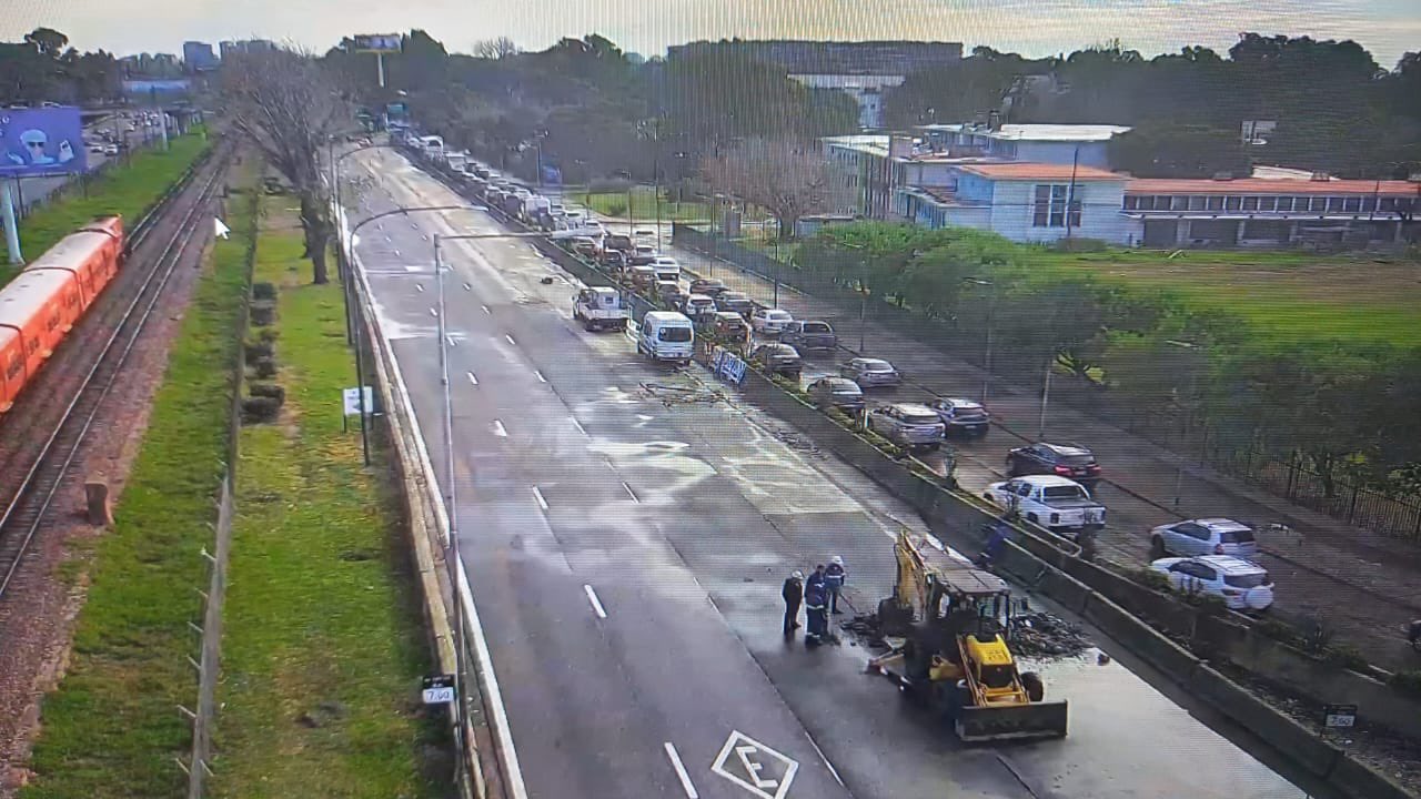 Cierran carriles en la Avenida Cantilo por la rotura de un caño de agua