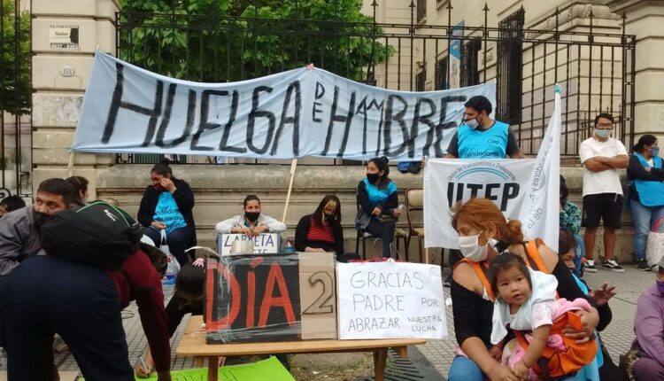 Liniers: vendedores ambulantes realizan un acampe y huelga de hambre “por el derecho a trabajar”